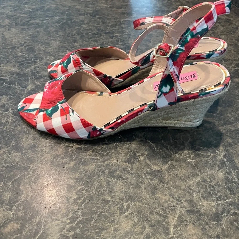 Betsey Johnson Athena Wedge Espadrille Sandals Gingham Floral Red Size 9.5